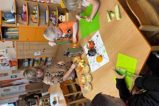 Děti ze třídy "Oranžový motýlek" připravily občerstvení na dýňovou slavnost 1