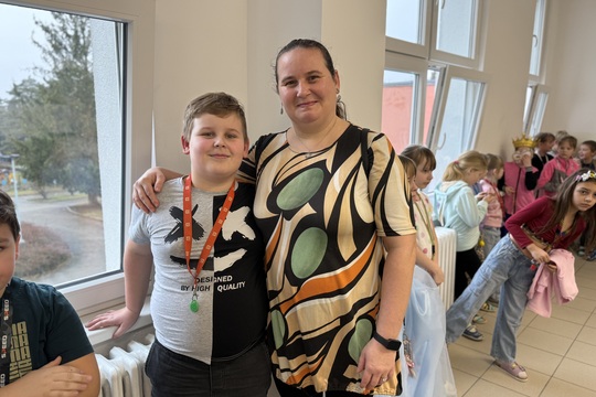 Maškarní veselí ve školní jídelně: když oběd chutná i baví Maškarní veselí ve školní jídelně: když oběd chutná i baví 1