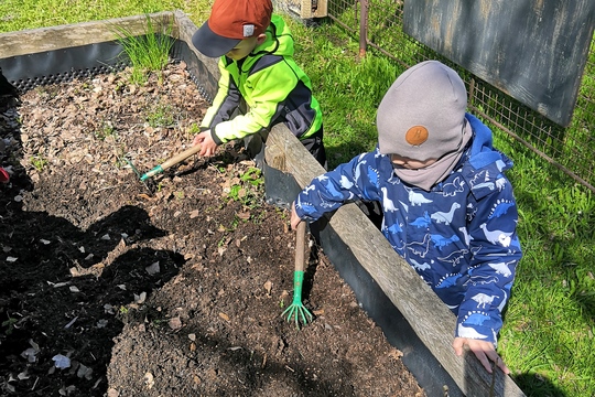 Jarní příprava školní zahrady  1