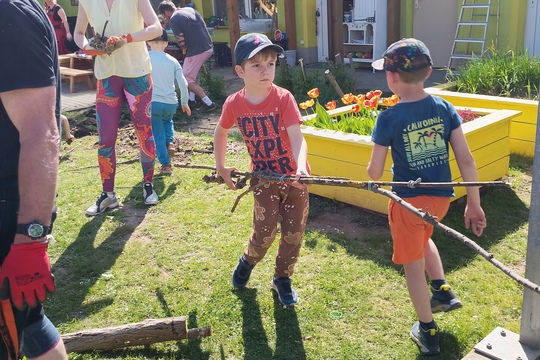 Skutečně zdravá škola – 4. třída Berušky – jarní sázení a společná brigáda s rodiči 1
