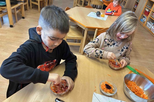 Děti ze třídy "Oranžový motýlek" připravily občerstvení na dýňovou slavnost 1