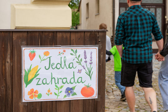 Nová jedlá školní zahrada otevřena ve zlaté Skutečně zdravé Mateřské škole Veletiny 1