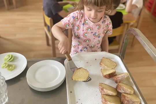 Domácí bábovka s kefírem zdobená pampeliškami 1