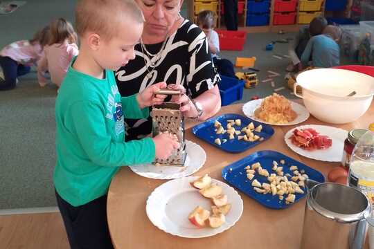 Vyrábíme křížaly a zdravý jablíčkový koláč. 1