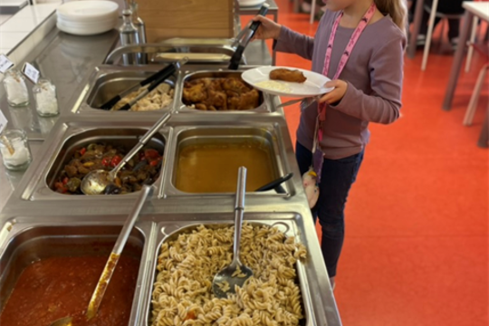 Bufetový výdej ve školní jídelně Magic Hill: Méně odpadu, více radosti 1
