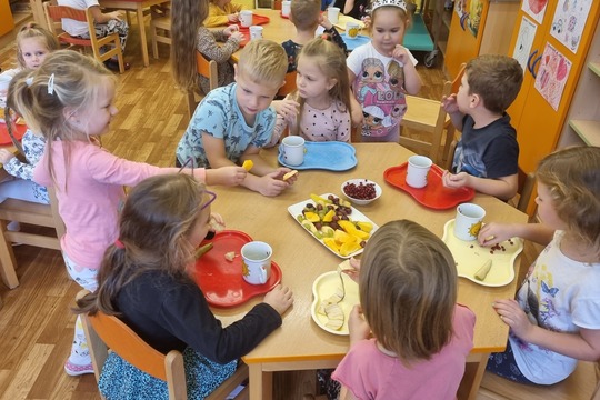 Ježečci a Medvídci z MŠ Soběchleby - ovocný talíř k odpolední svačince 1