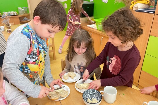 Výroba másla ve třídě Sluníčko – návrat do středověku 1