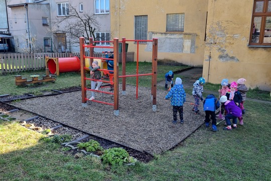 Ježečci - jarní úklid zahrady 1