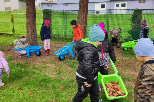 Úklid školní zahrady v MŠ Kollárova a plán procházek 1