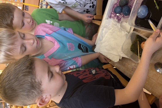 Jak jsme barvili vajíčka - Sluníčka 1