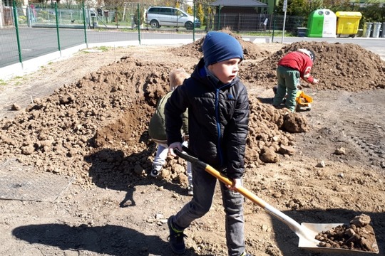 Budujeme nově ovocný sad... - MŠ Hradec nad Moravicí 1