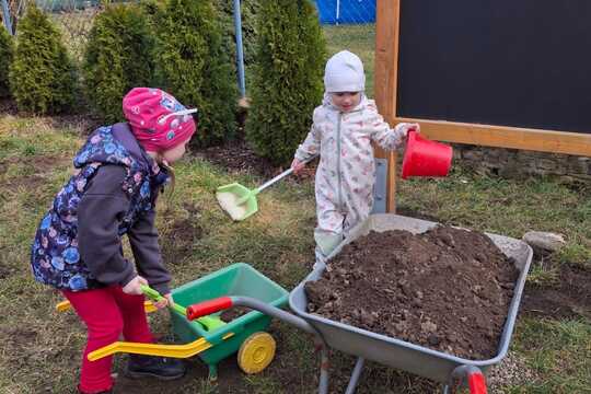 Ježečci a Medvídci z MŠ Soběchleby - Práce na zahrádce 1