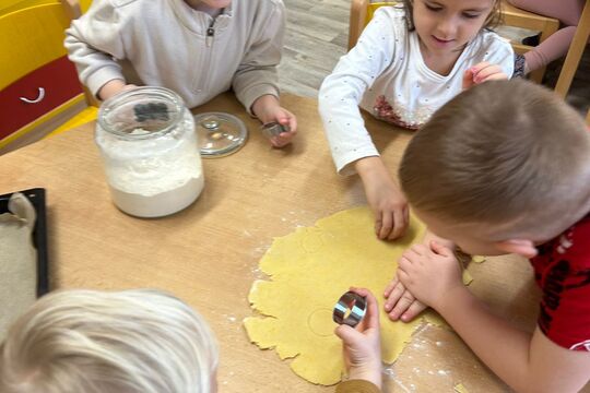 Kytičky z MŠ Kollárova - pečeme cukroví 1