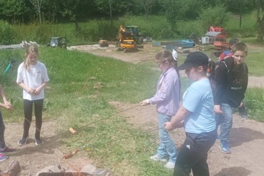 Čtvrťáci poznávali život na farmě i principy ekologického zemědělství Čtvrťáci poznávali život na farmě i principy ekologického zemědělství 1