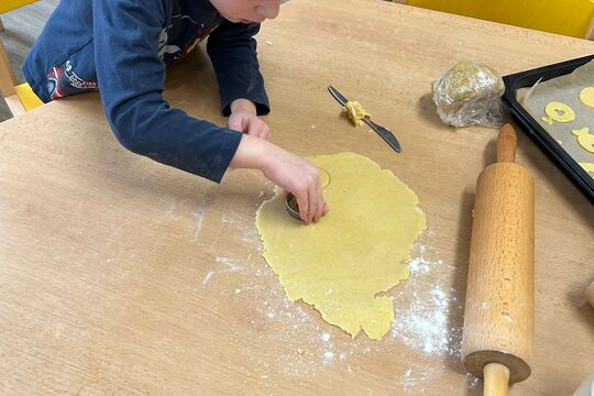 Kytičky z MŠ Kollárova - pečeme cukroví 1