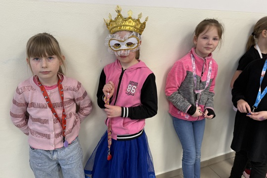 Maškarní veselí ve školní jídelně: když oběd chutná i baví Maškarní veselí ve školní jídelně: když oběd chutná i baví 1