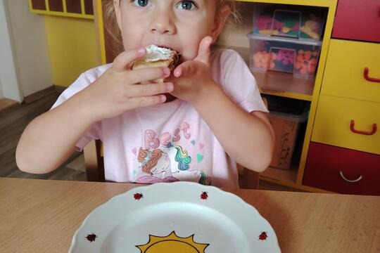 Kytičky z MŠ Kollárova - Jablečný závin 1