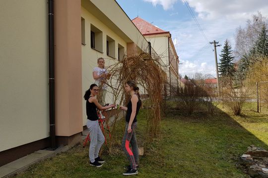 Jarní úklid kolem školy aneb udělejme svět hezčí 1