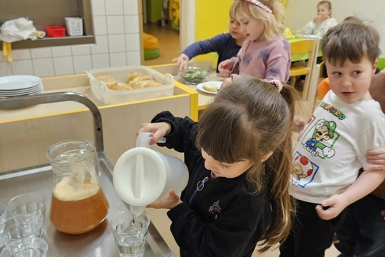 Děti v roli malých kuchařů a servírek 1