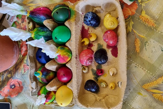 Ježečci z MŠ Soběchleby se připravují na Velikonoce - barvení vajíček 1