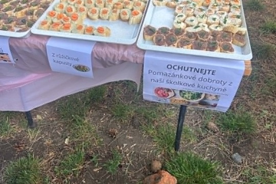 Ochutnávka pomazánek na školní zahradě Ochutnávka pomazánek na školní zahradě 1