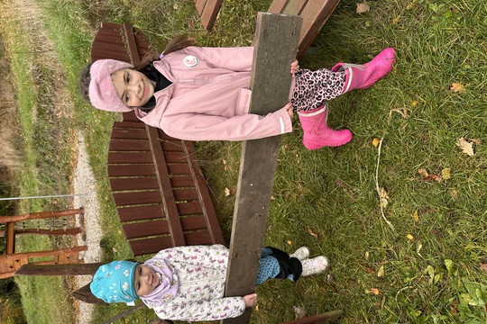 Děti tvoří kompost a pečují o skleník Děti tvoří kompost a pečují o skleník 1