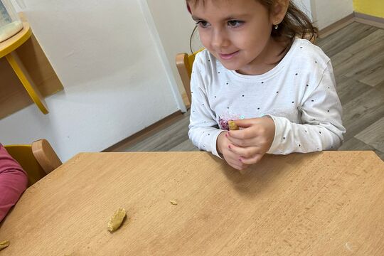 Kytičky z MŠ Kollárova - pečeme cukroví 1