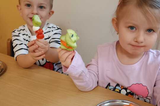 Když se děti baví jídlem 1