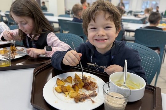 Maškarní veselí ve školní jídelně: když oběd chutná i baví Maškarní veselí ve školní jídelně: když oběd chutná i baví 1