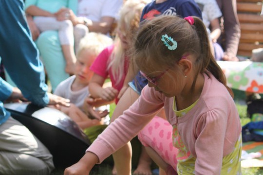 Muzikoterapeutická pohádka na zahradě Lesokruhu 1