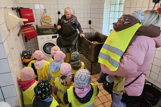 Návštěva moštárny Návštěva moštárny 1