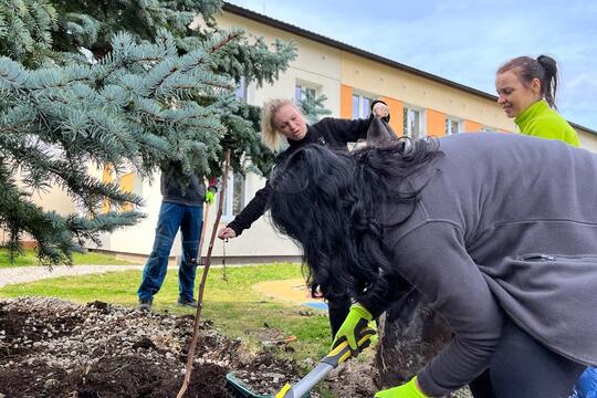 Jarní brigáda na školní zahradě spolu s rodiči 1
