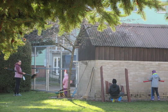 Úklid školní zahrady 1