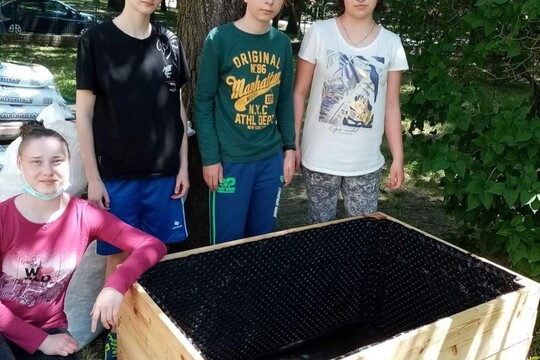 Náš první vyvýšený záhon 1
