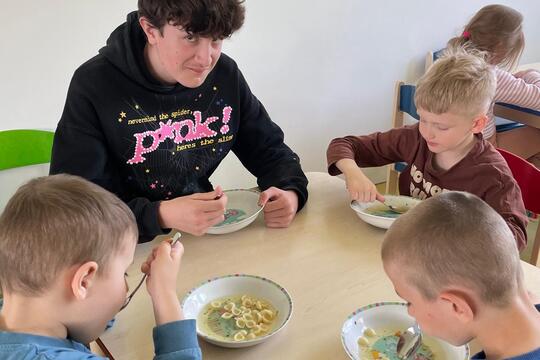 Propojení věkových skupin na farmě u Sedlářů 1