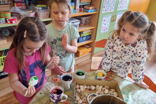 Ježečci z MŠ Soběchleby se připravují na Velikonoce - barvení vajíček 1