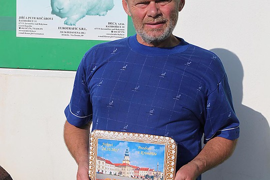 Děti na králičí farmě Kočárových v Ratibořicích 1