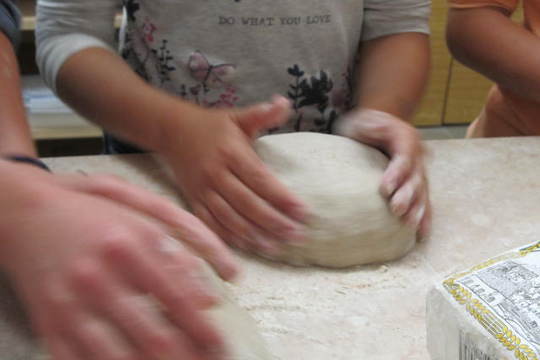 První pečení chleba v naší (právě) dokončené venkovní peci 1