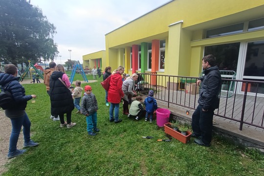 Prostřeli jsme komunitní stůl 1