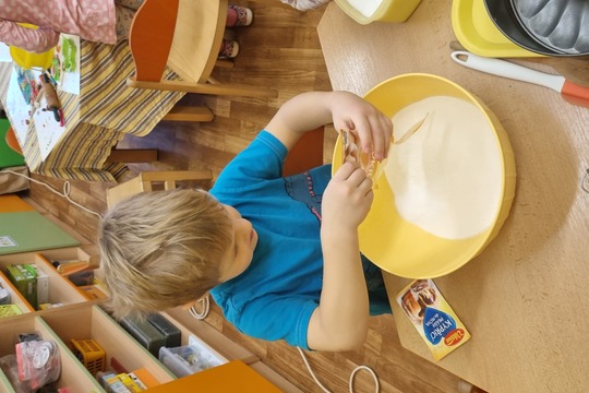 Ježečci z MŠ Soběchleby pečou ořechovou a mramorovou bábovku 1