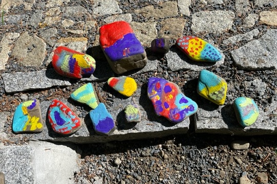 Malování na kamínky v parku 1