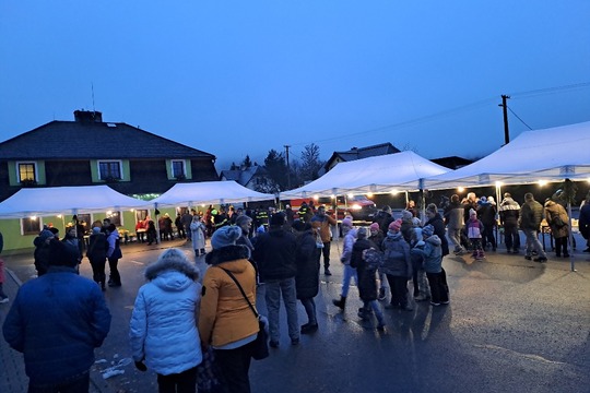 Rozsvícení vánočního stromečku s farmářským a školním jarmarkem Rozsvícení vánočního stromečku s farmářským a školním jarmarkem 1