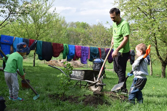 V Semínku sázíme semenáčky všichni společně 1