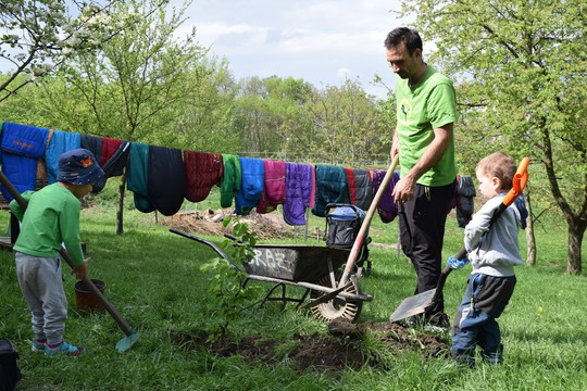 V Semínku sázíme semenáčky všichni společně 1