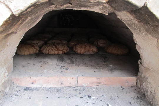 První pečení chleba v naší (právě) dokončené venkovní peci 1