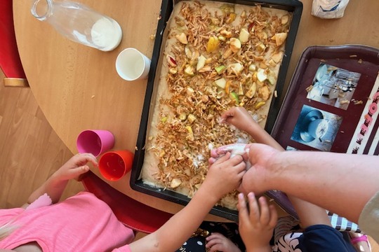 Pečení z jablek ze školní zahrady ve třídě Motýlků  1