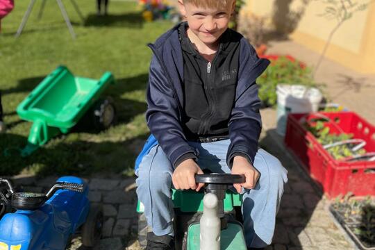 Propojení věkových skupin na farmě u Sedlářů 1