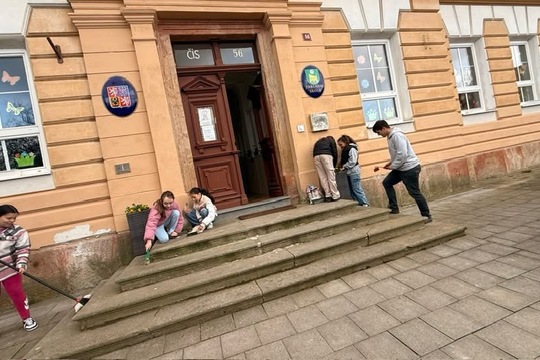 Probouzení jara ve školních truhlíkách 1