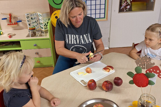 Třída Želviček - Sušení šípků na čaj 1