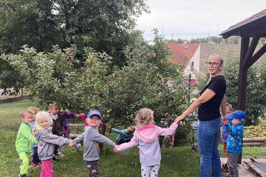 Objevení jabloně na školní zahradě - Berušky 1